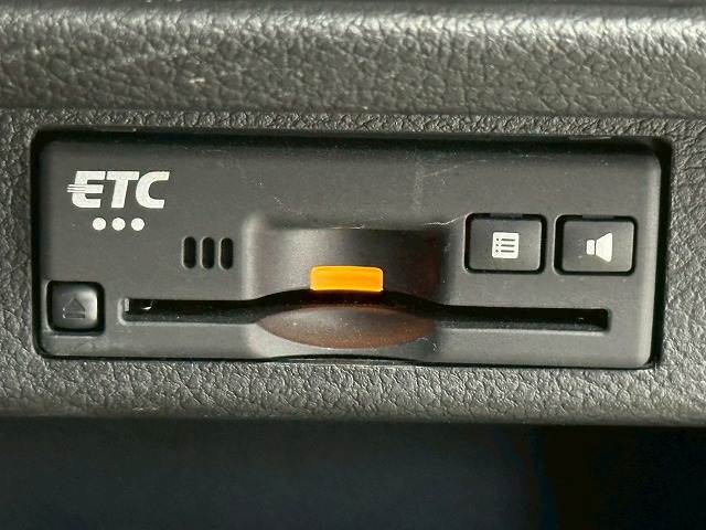 【ETC車載器】を装備しておりますので、ご納車直後からの遠距離ドライブも可能です。土日の利用料金の割引や、朝夕の通行料金を割引料金で高速道路をお楽しみいただけます。