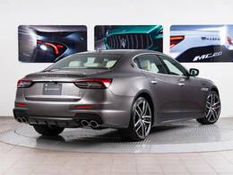 Quattroporte　モデナ　430馬力（カタログ値）純正OP総額：￥1，005，000　サンルーフ　21アトランテホイール　全周囲カメラ　レッドブレーキキャリパー　置くだけ充電