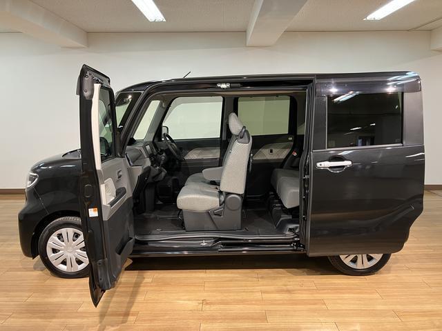 ミラクルオープンドアは前後のドアにピラーを内蔵することによって生まれた大開口のドアで大きな荷物の出し入れも、お子さまとの乗り降りもスムーズ。両側スライドドアなので狭い駐車場や壁際でも安心です♪