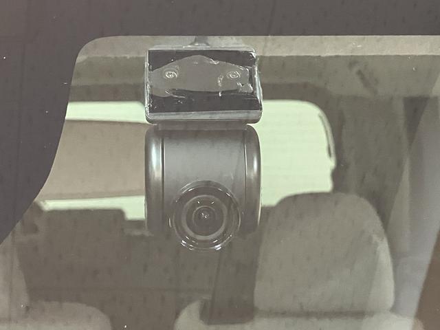 カーナビ連動の純正ドライブレコーダーを装備☆　事故直前・直後のデータを記録しておくことで、客観的な検証を行うことができるので、もしもの時の為に安心の装備です☆　今や必須装備ですね♪