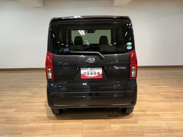 跳ね上げ式のバックドアで雨の日の荷物の積み下ろしも安心♪