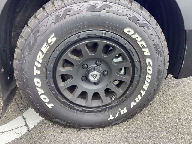 ＊タイヤ（トーヨータイヤ　235/70R16　OPEN　COUNTRY　R/Tホワイトレター）　＊ホイール（DELTA FORCE OVAL　マットブラック）