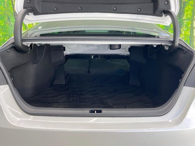 積み下ろしのしやすいデッキにはたっぷりと荷物を積み込んでいただけます。遊びから仕事まで、様々なシーンで頼れます♪