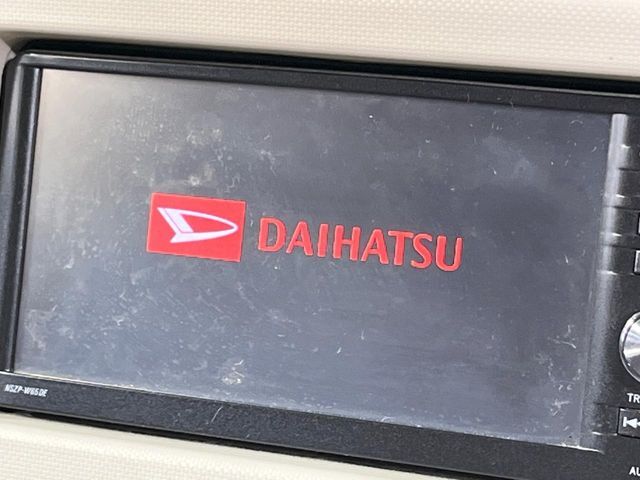 【純正ナビ】人気の純正ナビを装備しております。ナビの使いやすさはもちろん、オーディオ機能も充実！キャンプや旅行はもちろん、通勤や買い物など普段のドライブも楽しくなるはず♪