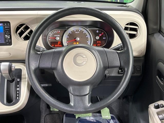 インテリアに合わせたデザインのステアリングは、運転される方のことも考え、運転しやすい形状、大きさです。是非一度、実際に触ってお確かめください。