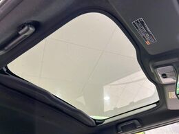 【ガラスルーフ】ガラスルーフ搭載で車内の解放感が一気にアップ！開放的なドライブをお楽しみいただけます。