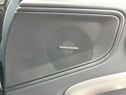 ●harman/kardonサウンドシステム：オーディオ専門メーカーが手掛けるプレミアムスピーカーを装備。多数のスピーカーから、音の粒立ちまで分かる高品質な音楽をお楽しみいただけます。