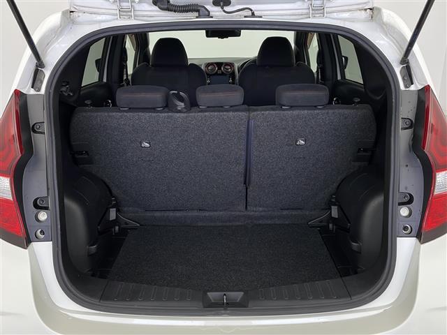 【トランク】積み込みやすくて、たっぷり積める荷室です。シートアレンジできるものは、乗車人数と荷物の量や大きさによってシートを動かすことができるので、より快適なドライブが可能です！