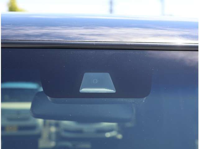 ホンダセンシング機能を支えているフロントカメラ（ドライブレコーダーではございません）！道路状況等を検知してドライバーの安全運転をサポート！※能力には限界がありますので過信せず安全運転をお願いします！