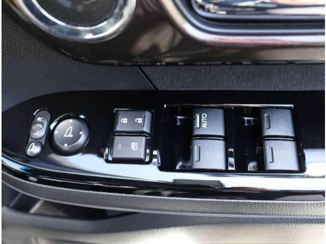 ドア内側、手の届きやすい位置にドアガラスの開閉スイッチ（パワーウインドウ）があります。運転席にはいたずら防止のためのロック付！