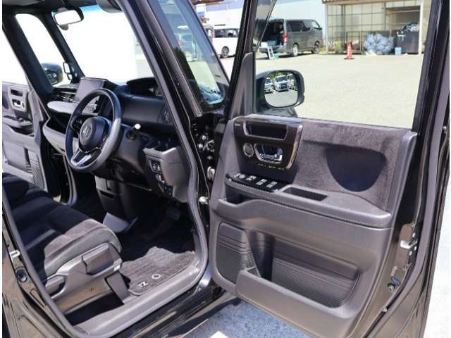 運転席・助手席ドアは開口範囲が広く、とても乗りやすいですよ！収納スペースもあります！