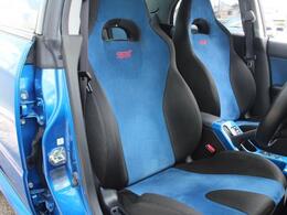 運転手をホールドしてくれるバケット型シートです！