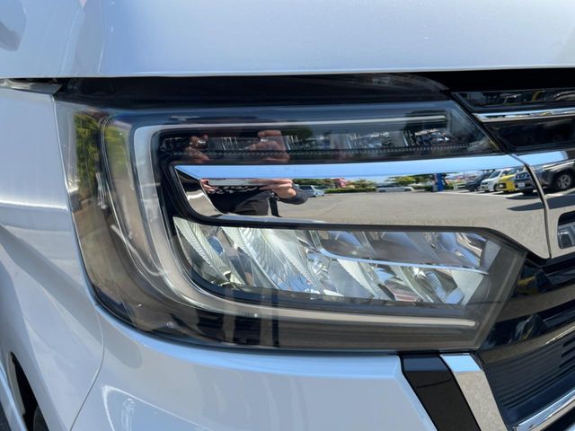 【LEDヘッドライト】悪天候や夜間走行時も良好な視界を確保し安心して運転できる高輝度LEDヘッドライトを装備！点灯速度が早く、消費電力も抑えられています。