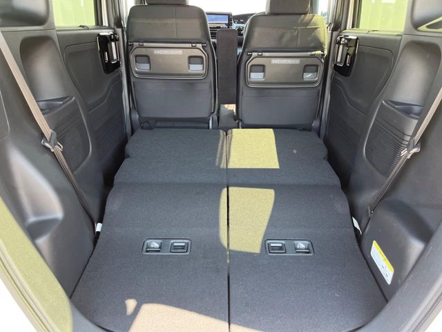 普段のお買い物や通勤、送迎等に十分な荷室スペースを確保しております。セカンドシートを倒すと、大きな荷物の積載も可能です♪