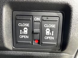 【両側パワースライドドア】スマートキーや運転席のスイッチで後席両側スライドドアの開閉が可能♪電動だから力を入れてドアを開ける必要が無く、小さなお子様でも簡単に開け閉めでき快適です♪