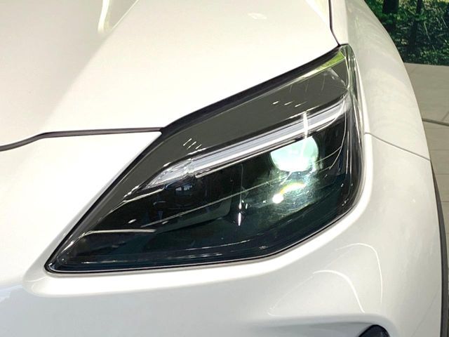 【LEDヘッドライト】悪天候や夜間走行時も良好な視界を確保し安心して運転できる高輝度LEDヘッドライトを装備！点灯速度が早く、消費電力も抑えられています。