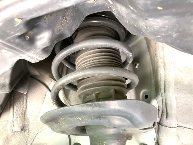 お車を安心してお乗りいただく為には、足回りの定期点検が欠かせません。サービスサポート（有償保証）では無料点検もご提供しており、安心のカーライフをお過ごしいただけるサポート体制が整っています。