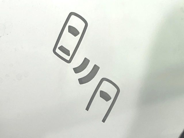 【ブラインドスポットモニター】走行中、ドアミラーの死角になりやすい箇所に後続車が接近するとサイドミラーのレンズに警告を表示！ドライバーに注意喚起をしてくれます。