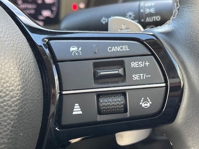 【アダプティブクルーズコントロール】高速道路での長距離走行が楽に！！自動で速度を保つクルーズコントロールが、衝突軽減システムと連携し、前方の車両を感知して車間を保つように速度調節してくれます！！