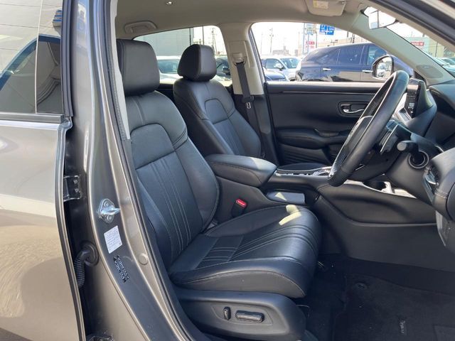 【黒革シート】上質な本革を使用し、高級感あふれる黒革シート。常に体に触れる部分だから、座り心地の良さにはこだわりたいですね♪汚れの付着や劣化を抑制する内装コーティング施工もおススメですよ♪