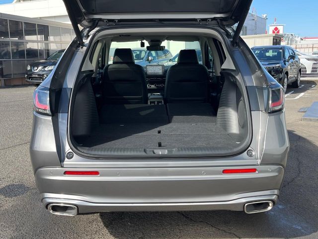 後席を格納すると、これだけの広さが！シーンに合わせたシートアレンジで、大きな荷物も積むことが出来ます♪