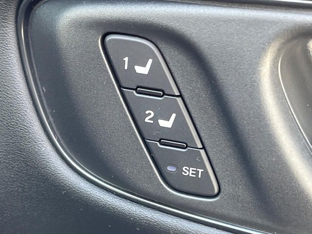 【メモリー機能付きパワーシート】ドライバーごとに設定したシート位置を記憶して、ボタン一つで切り替えできる便利な機能！運転する方が複数名いらっしゃるご家庭におすすめです♪