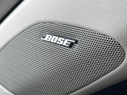 【BOSEサウンドシステム】メーカーオプションの高品位サウンドシステムを搭載。専用のチューニングが施された大小様々なスピーカーから良質なサウンドが奏でられ、臨場感あふれる音響空間を演出します。