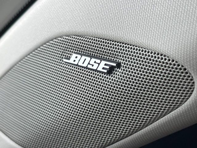 【BOSEサウンドシステム】メーカーオプションの高品位サウンドシステムを搭載。専用のチューニングが施された大小様々なスピーカーから良質なサウンドが奏でられ、臨場感あふれる音響空間を演出します。