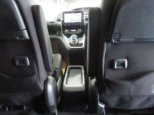 運転席・助手席のシートバックにUSBを完備　後部座席で携帯やゲーム機の充電が可能