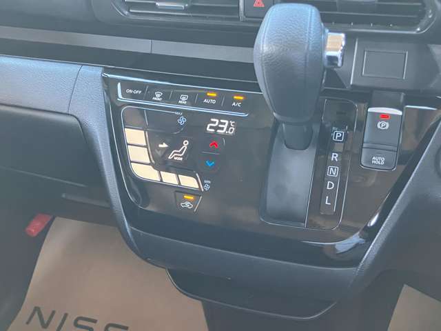 【オートエアコン】　設定温度は一定のまま、1年中、車内は快適空間♪快適温度♪