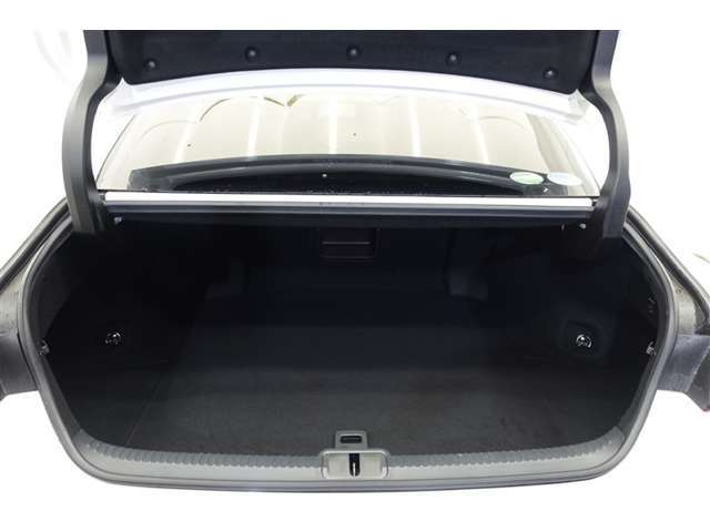 トランクスペースが分離されているセダンは、車外からも車内からも荷物が見えず見た目がスッキリします。汚れや音、においも直接車内に伝わらないメリットがあります。