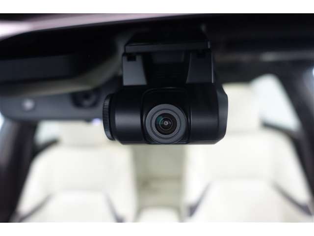 【ドライブレコーダー】現代社会の必需アイテム。あなたの安全をしっかり監視し、録画してくれます。万が一のトラブルに巻き込まれても、このアイテムがあれば、あなたを守ってくれますよ！