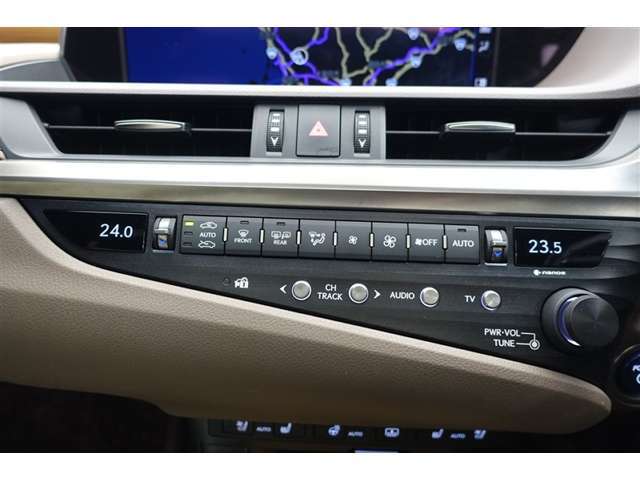 ★運転席と助手席でそれぞれお好みに合わせて温度設定が行えるフルオートエアコンです。外気温や室温、日射量を感知し、吹き出し温度、風量を緻密に制御します