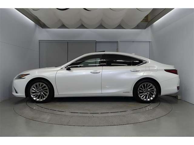 プレミアムセダンですね。根強い人気で長年愛されてきたデザインです。意外に荷物も沢山入る、上品で飽きの来ないデザインがいいですよね。