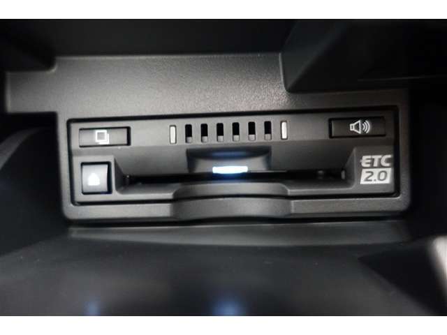 ★ETC付きです。高速道路料金所での小銭の出し入れや雨天時における窓の開け閉めなどの煩わしさが解消できます。料金所の通過もスムーズで快適ですよ。