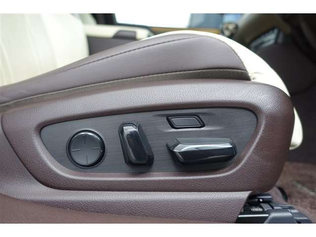 運転席にはパワーシートが付いております。パワーシートは指先1つで操作出来るためチカラの弱い女性の方でもシートに座ったまま操作出来ます♪