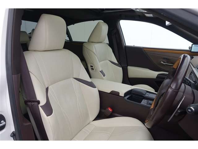 しっかりとしていて上質な座り心地のシートです。　座り心地も良くて長時間の運転も快適ですよ。　肌触りの良いシートが評判です。