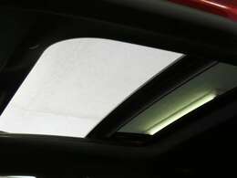 車内に光を取り入れ明るく開放的に演出するパノラミックガラススライディングルーフを採用しています！状況に応じてチルトアップ＆スライドの2パターンでご使用頂けます！！TEL：047-307-9933