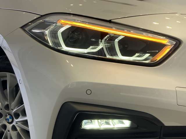 BMWの伝統の丸目4灯ヘッドライトでございます。LEDライトで視認性もよく明るく安全性の向上につながります。