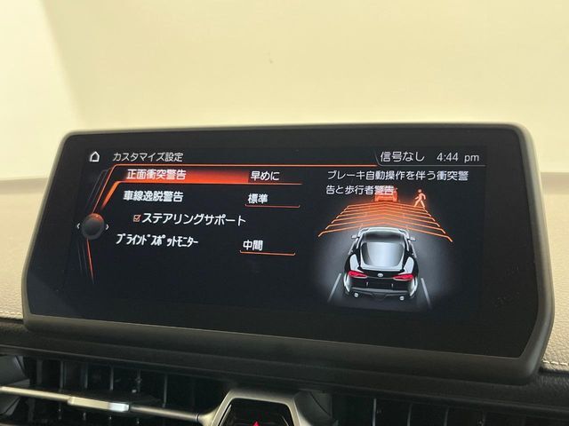 【ブラインドスポットモニター】走行中、ドアミラーの死角になりやすい箇所に後続車が接近するとサイドミラーのレンズに警告を表示！ドライバーに注意喚起をしてくれます。