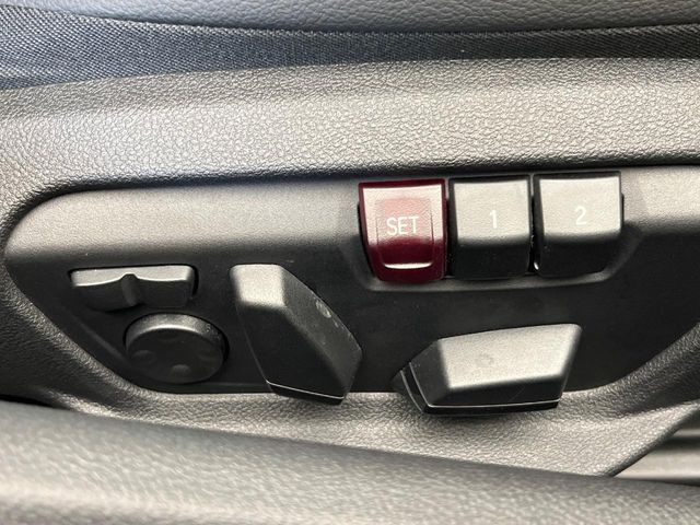 【メモリー機能付きパワーシート】ドライバーごとに設定したシート位置を記憶して、ボタン一つで切り替えできる便利な機能！運転する方が複数名いらっしゃるご家庭におすすめです♪