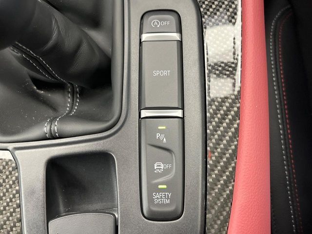 【プリクラッシュセーフティ】前方の車両等を検知し、衝突しそうな時は警報で注意を促し、ブレーキを踏む力をサポート。ブレーキを踏めなかった場合は衝突被害軽減ブレーキが作動、衝突回避をサポートします。