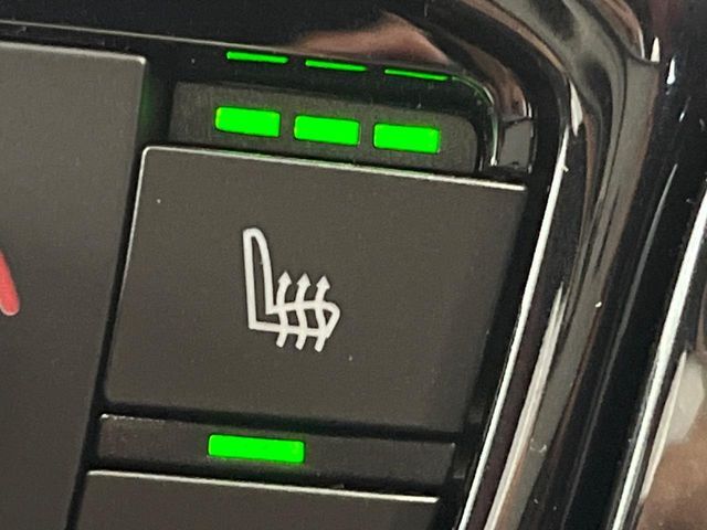 【シートヒーター】寒い日に重宝するシートヒーター！エアコンより早く温まってくれるので寒がりの人も安心ですね♪エアコンの温風は乾燥するから苦手、という方にもをおすすめです。
