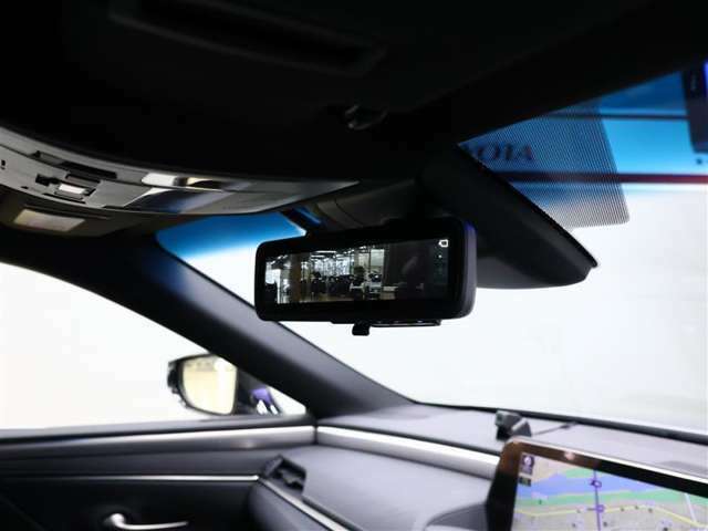 車両後方カメラの映像をワイドミラーのディスプレイに表示します。切替レバーを操作することで、鏡面ミラーモードからデジタルインナーミラーモードに切り替えることができます。