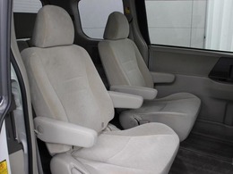 セカンドシートには、ロングスライドと回転機能をもったマルチ回転キャプテンシートが採用されています。