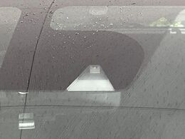 【インテリジェントエマージェンシーブレーキ】フロントカメラで前方の車両や歩行者を検知。衝突しそうな時は衝突被害軽減ブレーキが作動、衝突回避をサポート。より安全にドライブをお楽しみいただけます。