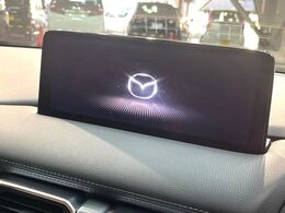 【純正ナビ】人気の純正ナビを装備しております。ナビの使いやすさはもちろん、オーディオ機能も充実！キャンプや旅行はもちろん、通勤や買い物など普段のドライブも楽しくなるはず♪
