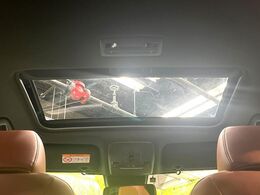 【サンルーフ】開放感たっぷりの希少装備、サンルーフが装着されています！車内に明かりを取り入れたり景色を楽しむ以外にも、車内の空気も簡単に換気できて快適です！