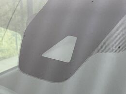 【インテリジェントエマージェンシーブレーキ】フロントカメラで前方の車両や歩行者を検知。衝突しそうな時は衝突被害軽減ブレーキが作動、衝突回避をサポート。より安全にドライブをお楽しみいただけます。