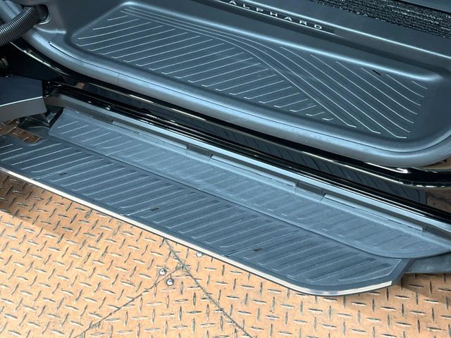 メーカーオプションの【ユニバーサルステップ】を装備。スライドドアと連動したステップにより、小さなお子様の乗り降りがし易くなります♪